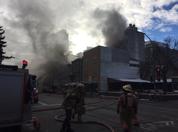 Un gros incendie fait présentement rage dans le centre ville de