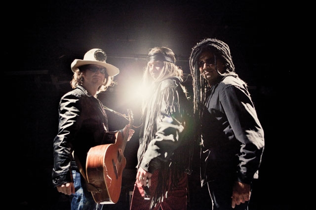 Side stage: guitares sèches pour le Show de Caro