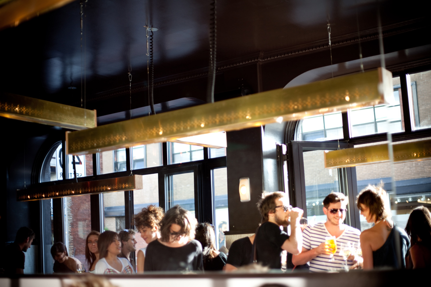 5 à 7 NIGHTLIFE.CA: soleil sur canapés au restaurant Hachoir