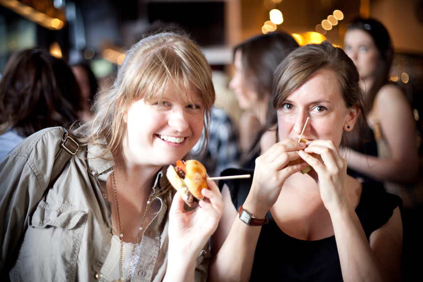 5 à 7 NIGHTLIFE.CA: soleil sur canapés au restaurant Hachoir