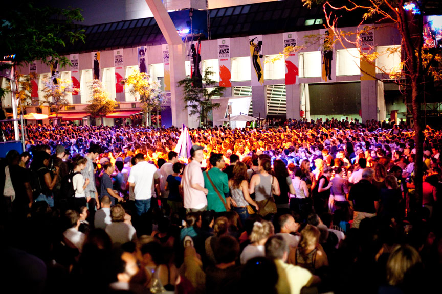 Misteur Valaire: vague humaine au Festival de Jazz