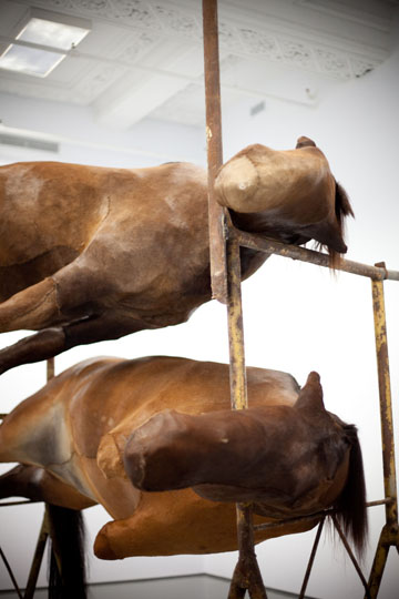 Vernissage de Berlinde De Bruyckere et John Currin: provocation corporelle au DHC/ART