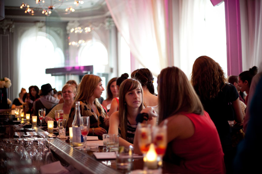 Le Place d'Armes Hôtel & Suites: des uniformes signés Denis Gagnon!