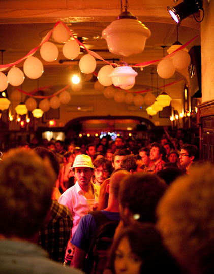 Spectacle bénéfice "Une nuit de sévère luxe" au Quai des Brumes