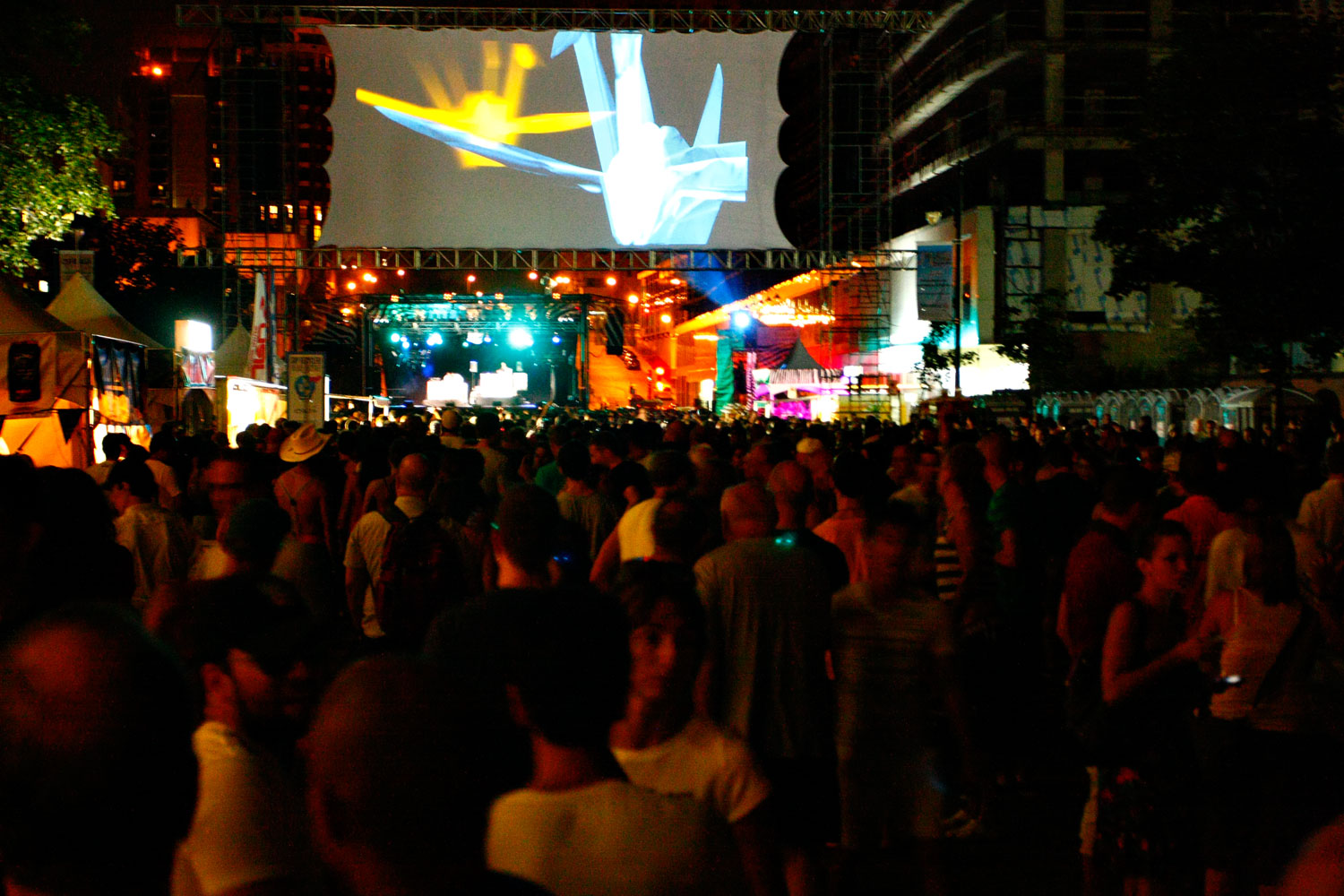 Divers/Cité: La Grande Danse transforme la rue Berri en discothèque osée