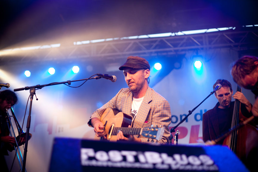 Festiblues: Bernard Adamus contre vents et marées au Parc Ahuntsic