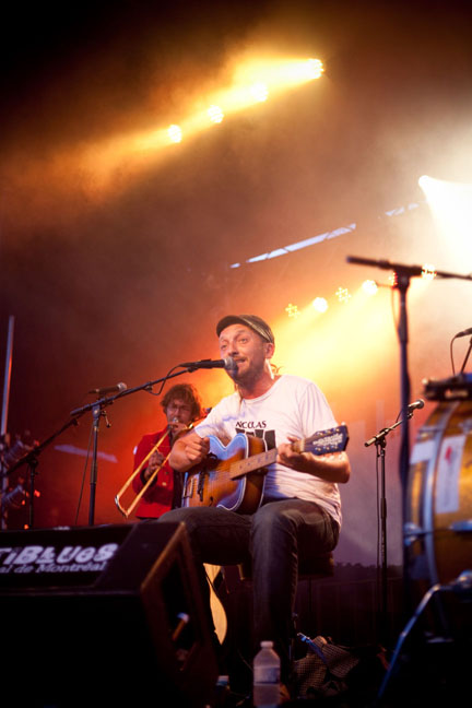 Festiblues: Bernard Adamus contre vents et marées au Parc Ahuntsic