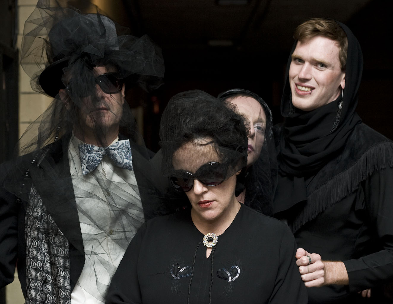 VIVA! Art Action: une levée de fonds ensanglantée et macabre