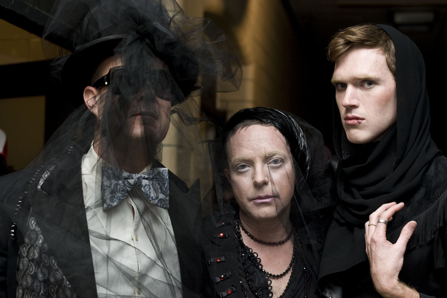 VIVA! Art Action: une levée de fonds ensanglantée et macabre