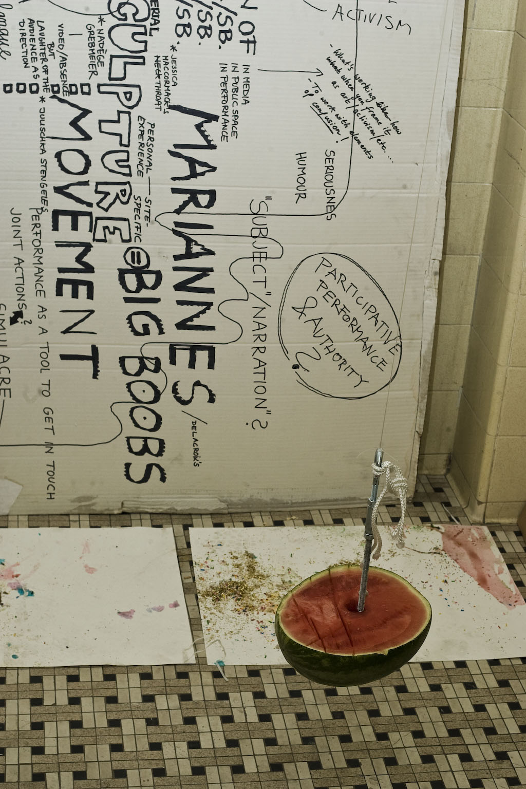 VIVA! Art Action: une levée de fonds ensanglantée et macabre