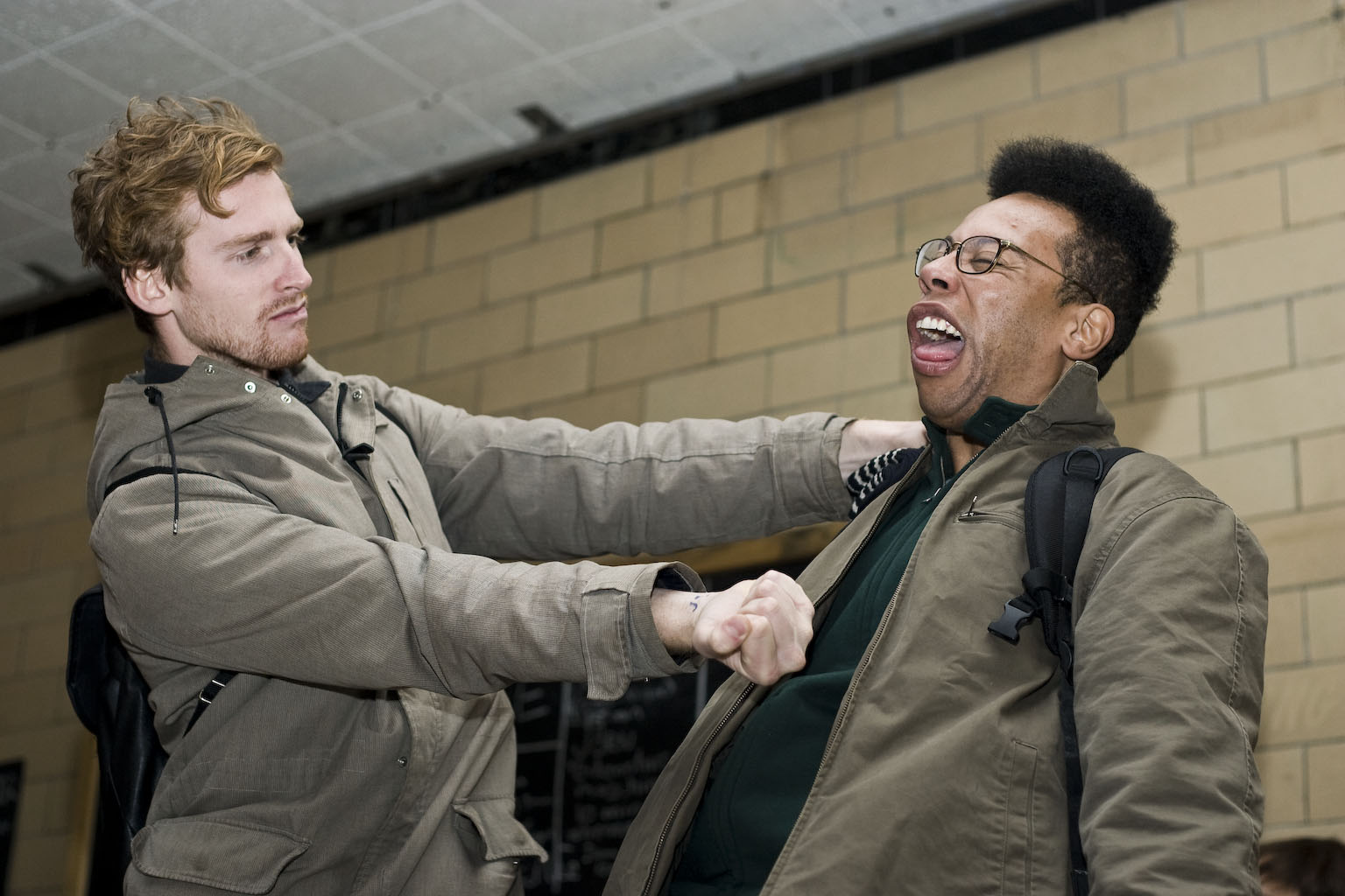 VIVA! Art Action: une levée de fonds ensanglantée et macabre