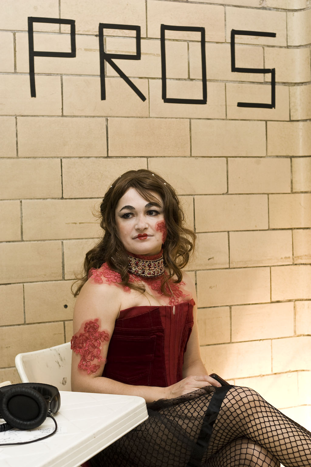 VIVA! Art Action: une levée de fonds ensanglantée et macabre