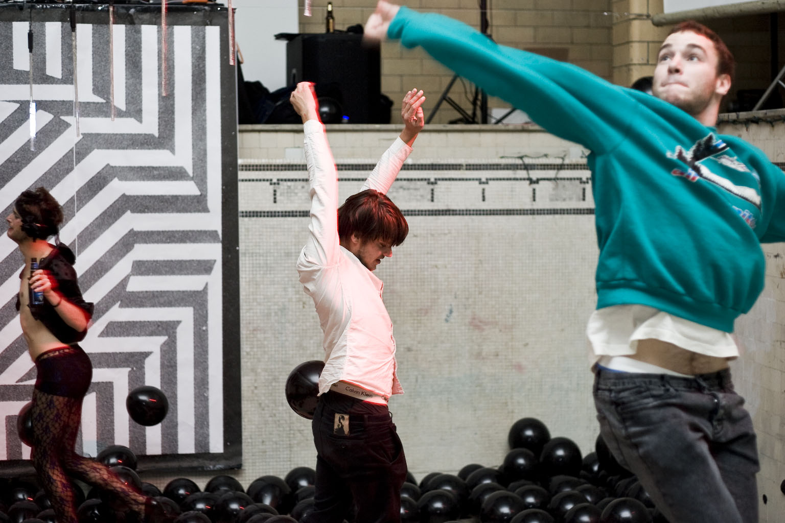 VIVA! Art Action: une levée de fonds ensanglantée et macabre