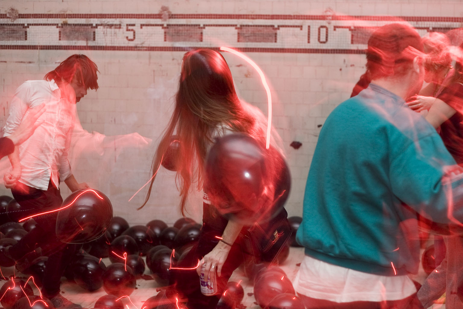 VIVA! Art Action: une levée de fonds ensanglantée et macabre