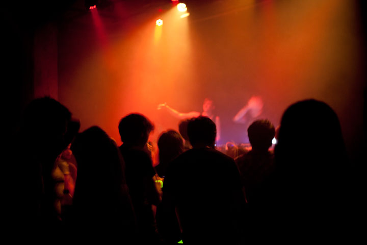 Festival de bras en l'air pour les brésiliens Dirtyloud à la SAT