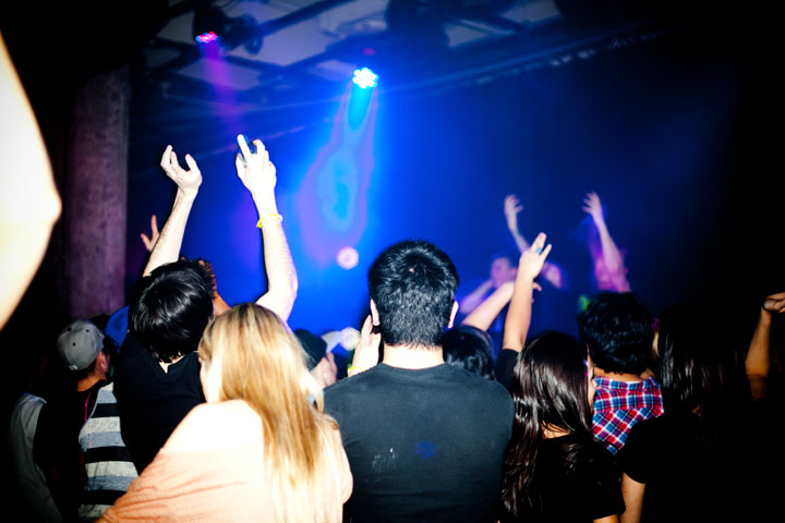 Festival de bras en l'air pour les brésiliens Dirtyloud à la SAT