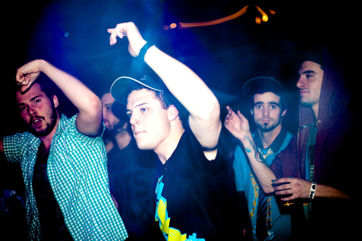 Festival de bras en l'air pour les brésiliens Dirtyloud à la SAT