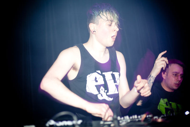 Festival de bras en l'air pour les brésiliens Dirtyloud à la SAT