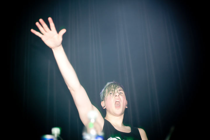 Festival de bras en l'air pour les brésiliens Dirtyloud à la SAT