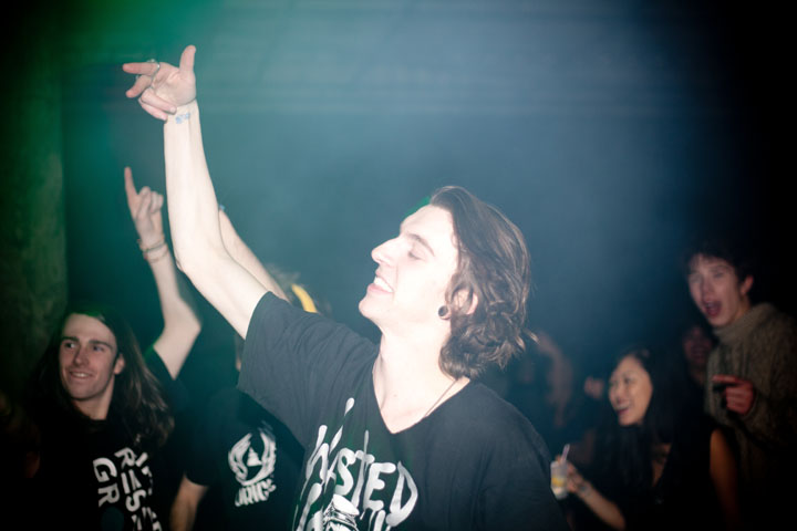 Festival de bras en l'air pour les brésiliens Dirtyloud à la SAT