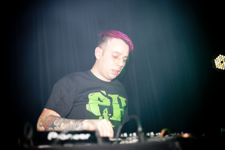 Festival de bras en l'air pour les brésiliens Dirtyloud à la SAT