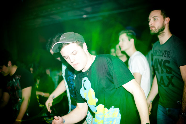 Festival de bras en l'air pour les brésiliens Dirtyloud à la SAT