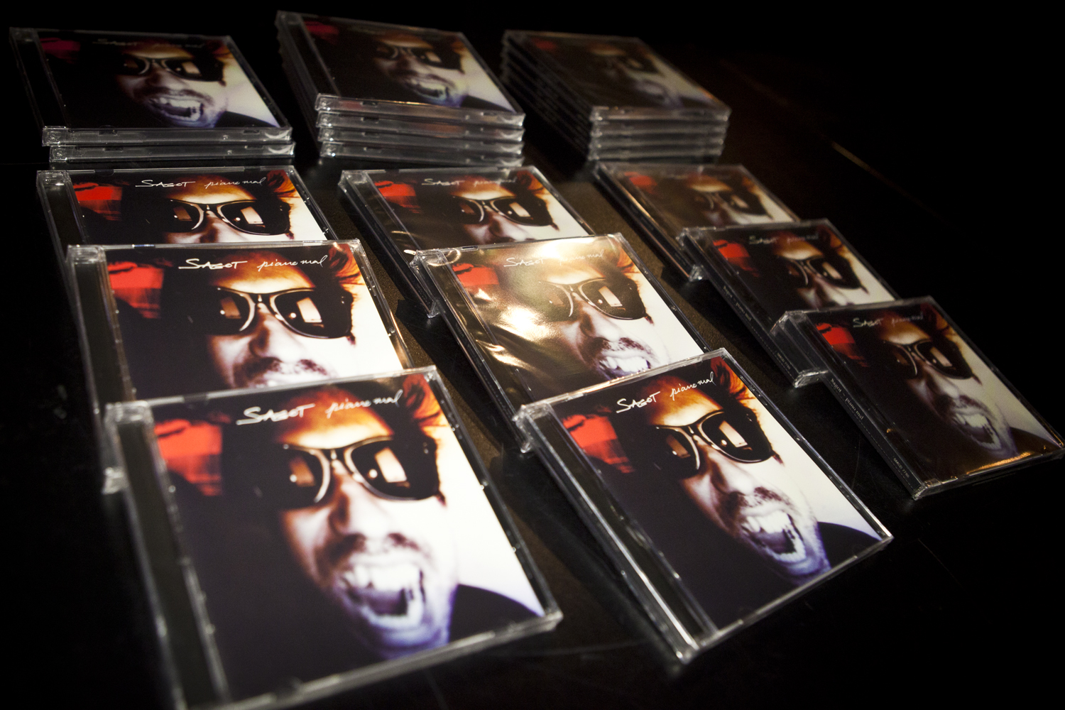 Lancement Julien Sagot: artistes et curieux applaudissent le musicien de Karkwa