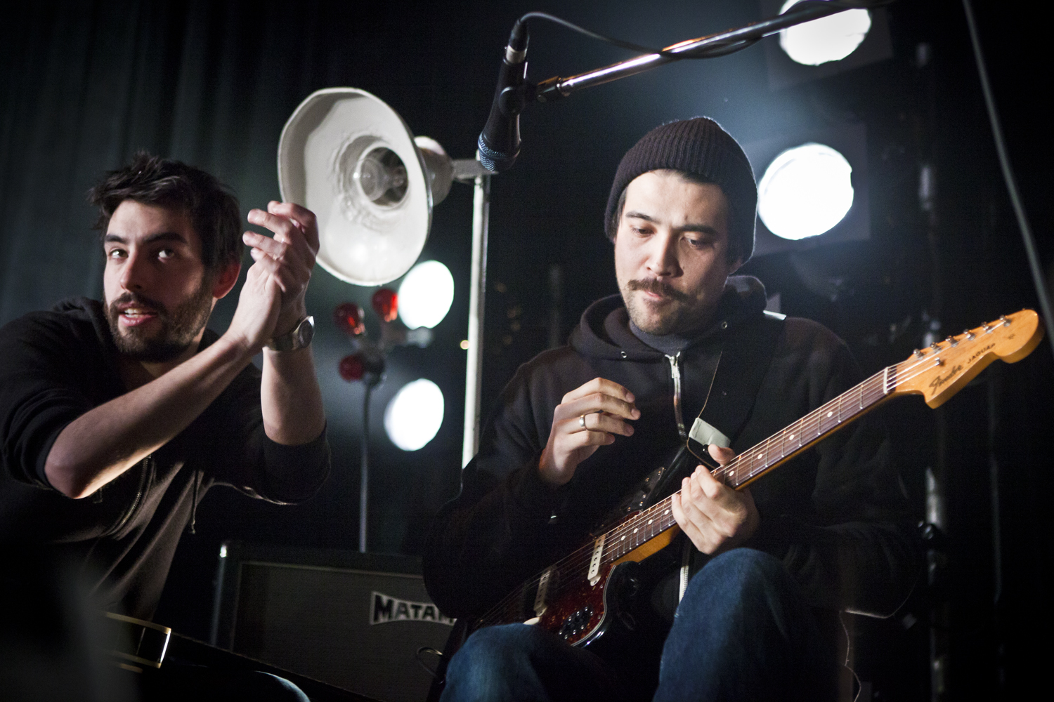 Lancement Julien Sagot: artistes et curieux applaudissent le musicien de Karkwa