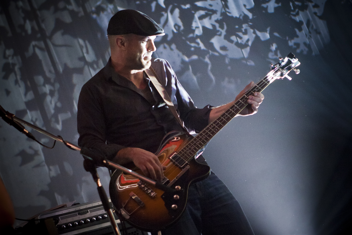 Lancement Julien Sagot: artistes et curieux applaudissent le musicien de Karkwa