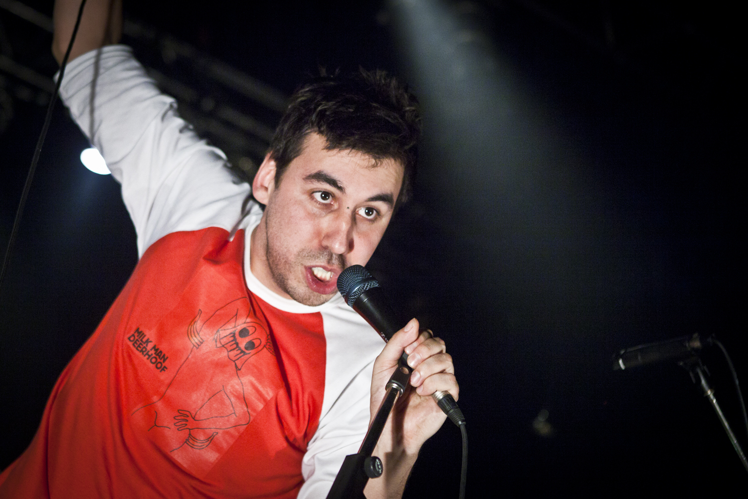 Lancement Julien Sagot: artistes et curieux applaudissent le musicien de Karkwa