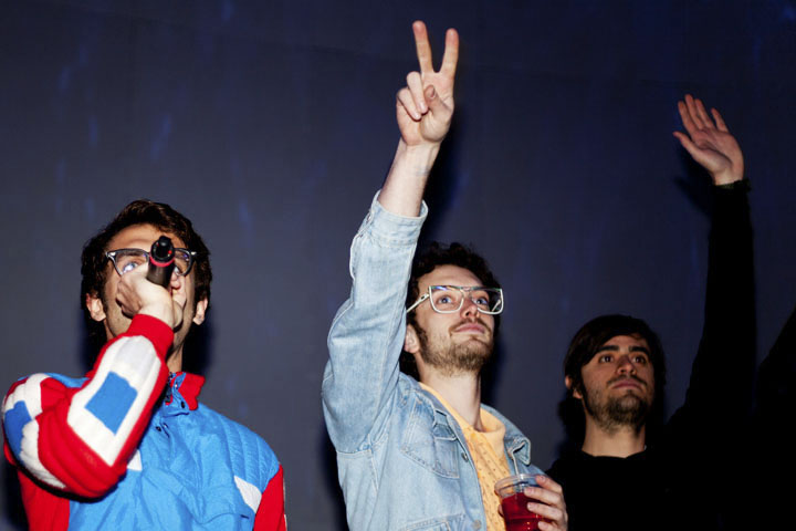 Qualité Motel montre un avant-goût de son spectacle ben flyé