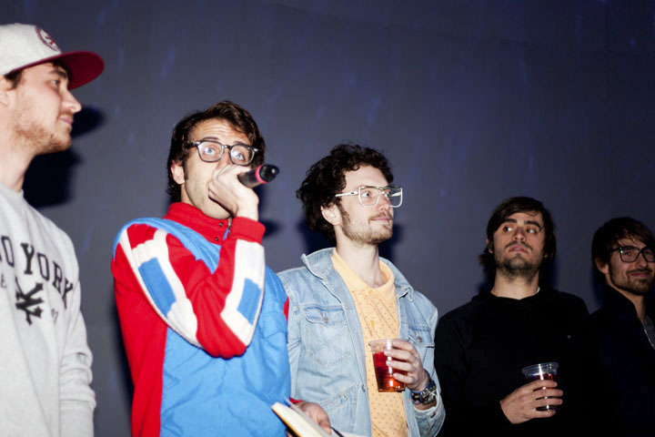 Qualité Motel montre un avant-goût de son spectacle ben flyé