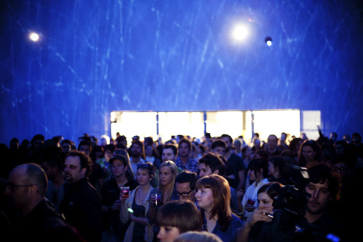 Qualité Motel montre un avant-goût de son spectacle ben flyé