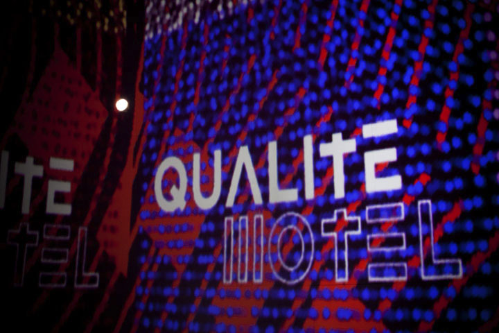 Qualité Motel montre un avant-goût de son spectacle ben flyé