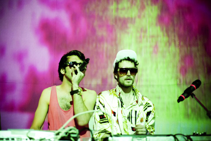 Qualité Motel montre un avant-goût de son spectacle ben flyé