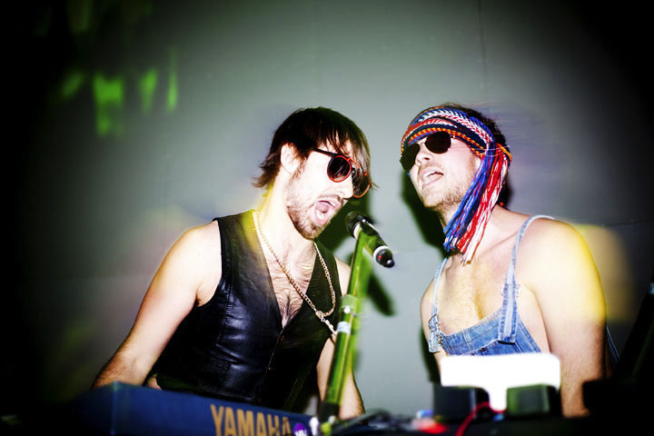 Qualité Motel montre un avant-goût de son spectacle ben flyé