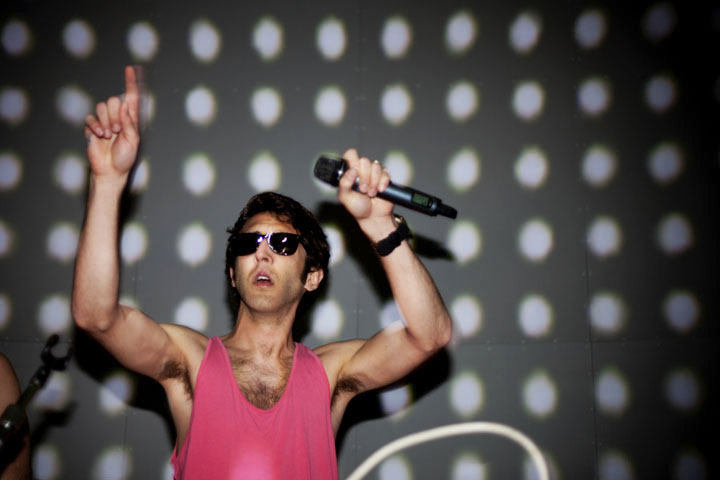 Qualité Motel montre un avant-goût de son spectacle ben flyé