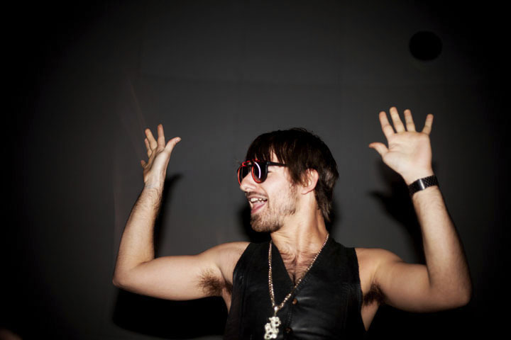 Qualité Motel montre un avant-goût de son spectacle ben flyé