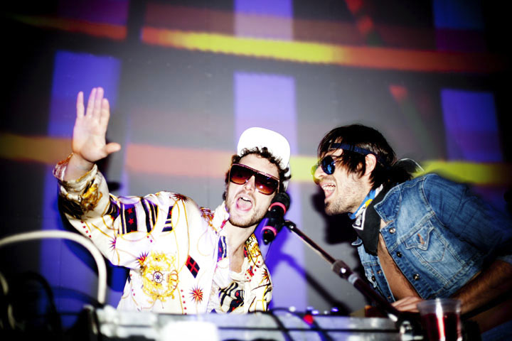 Qualité Motel montre un avant-goût de son spectacle ben flyé