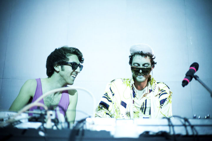 Qualité Motel montre un avant-goût de son spectacle ben flyé