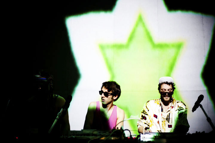 Qualité Motel montre un avant-goût de son spectacle ben flyé