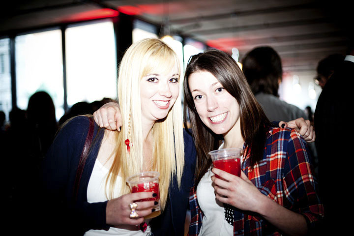 Qualité Motel montre un avant-goût de son spectacle ben flyé