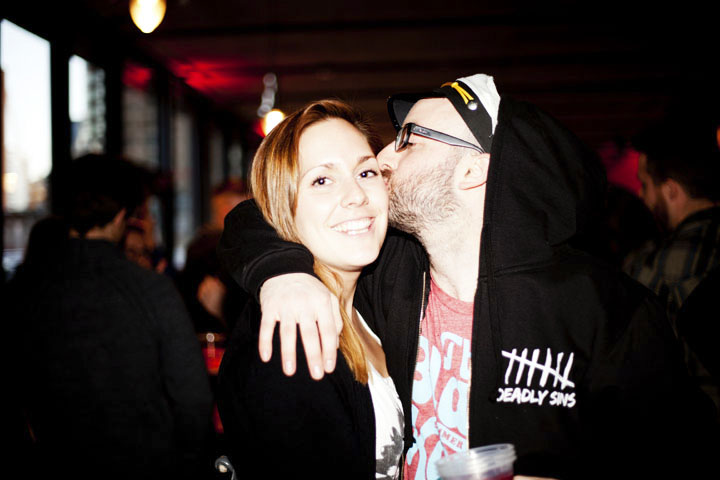 Qualité Motel montre un avant-goût de son spectacle ben flyé