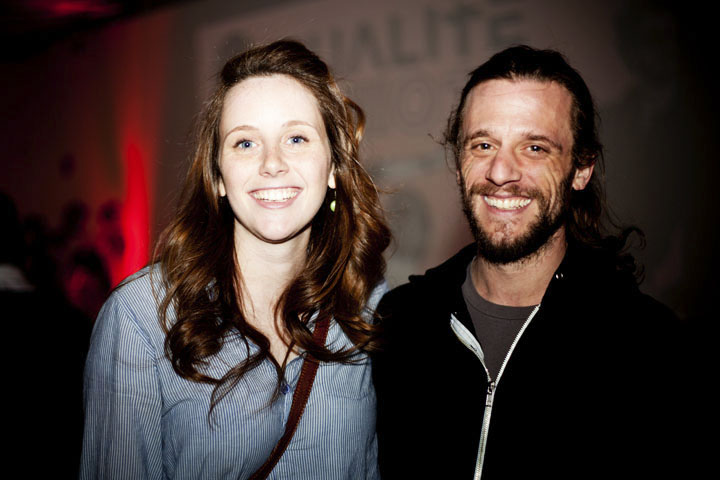 Qualité Motel montre un avant-goût de son spectacle ben flyé