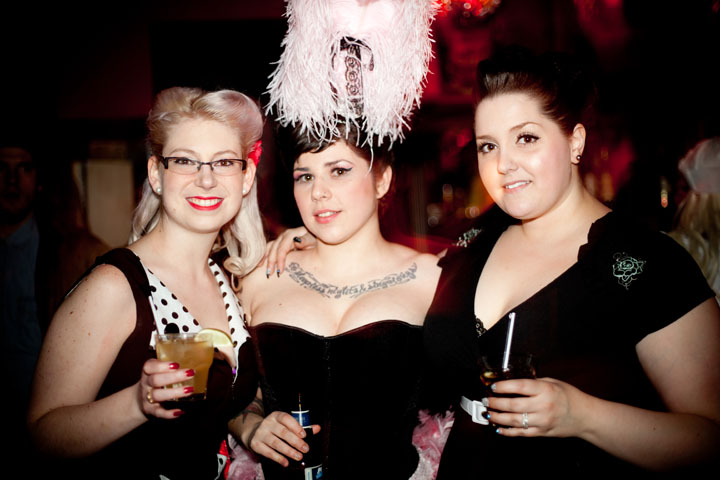 Soirée burlesque: des femmes bien en chair et des jambes en l'air