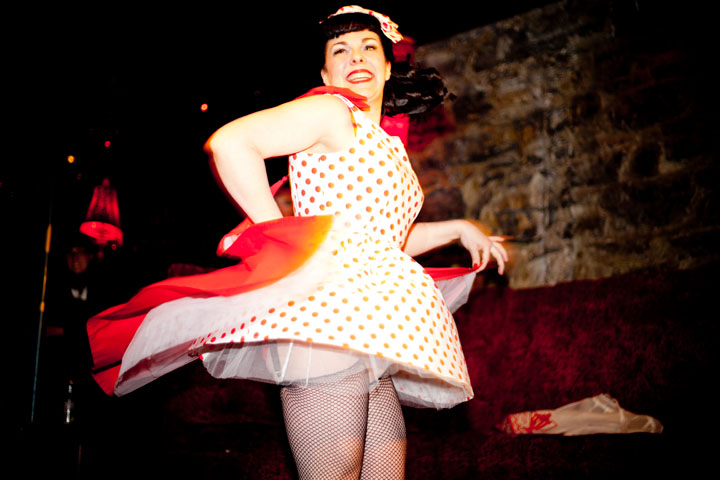 Soirée burlesque: des femmes bien en chair et des jambes en l'air