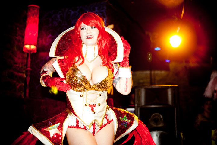 Soirée burlesque: des femmes bien en chair et des jambes en l'air