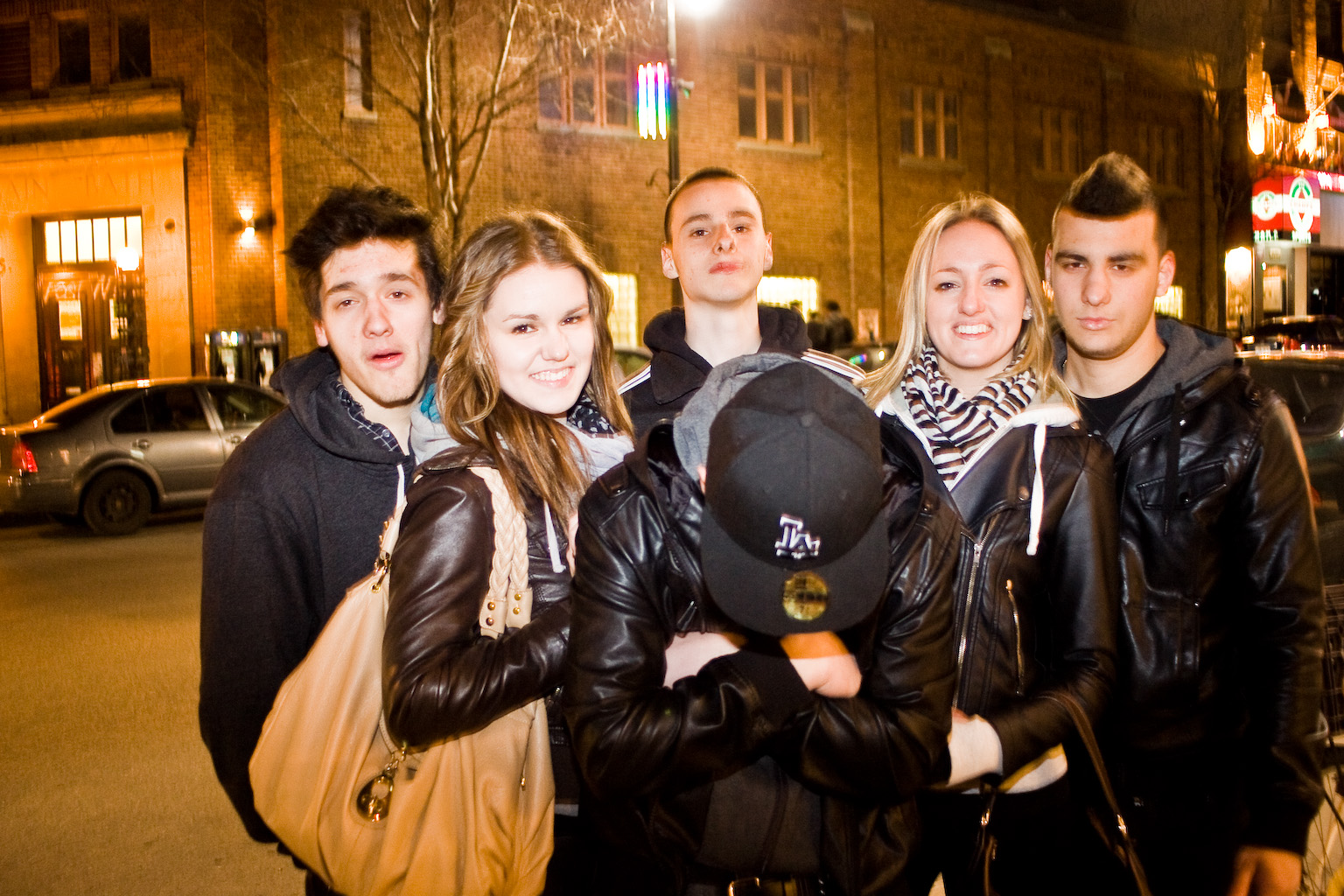 Virée sur la Main un vendredi soir: ambulance, amoureux et fille pieds nus