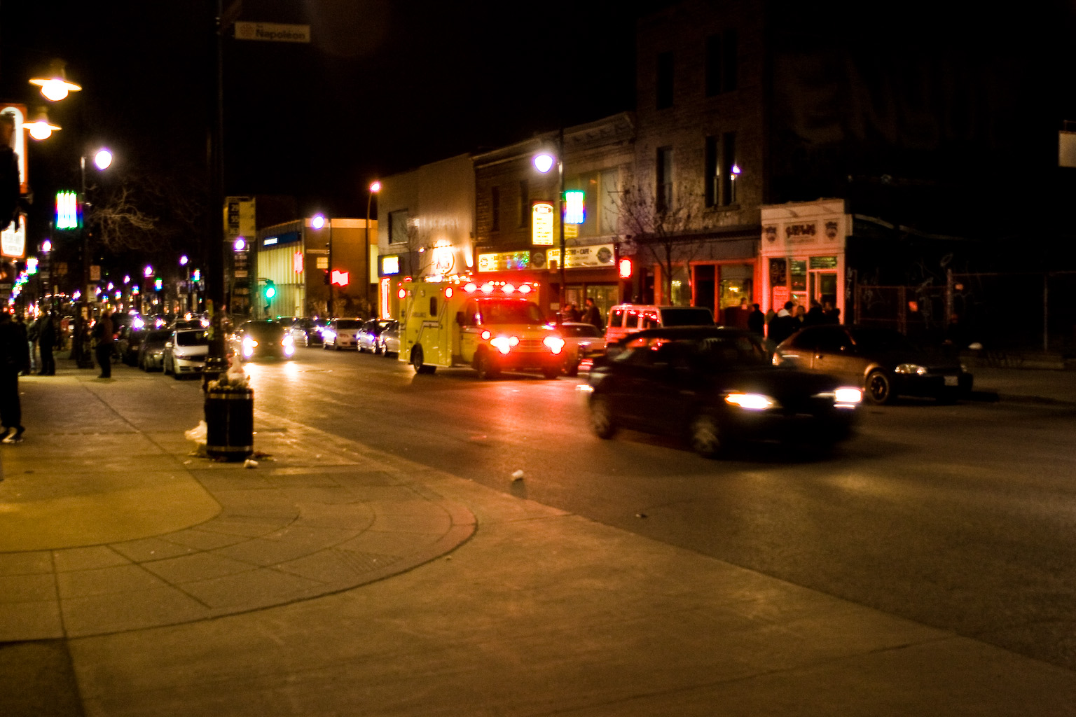 Virée sur la Main un vendredi soir: ambulance, amoureux et fille pieds nus