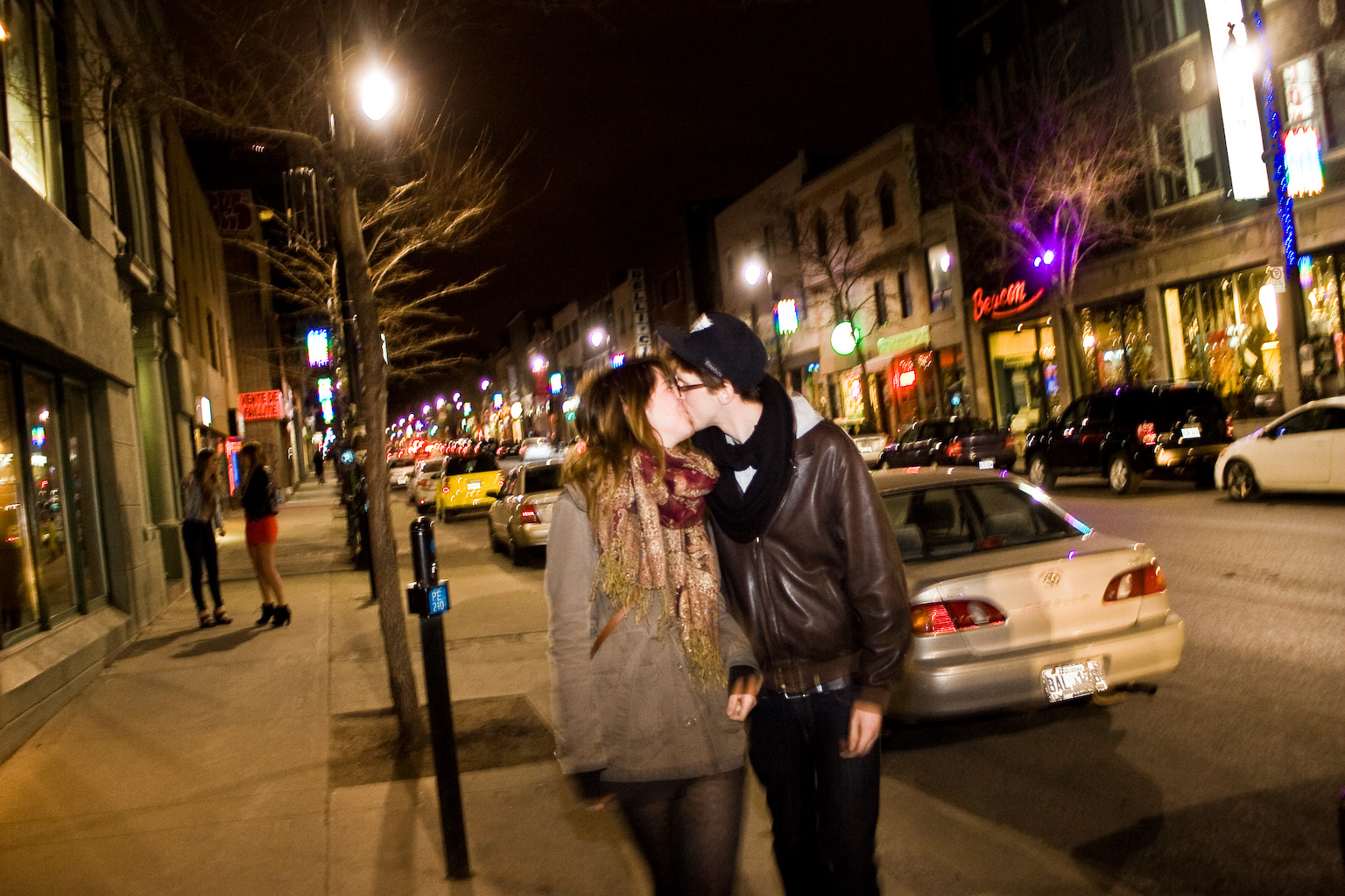 Virée sur la Main un vendredi soir: ambulance, amoureux et fille pieds nus